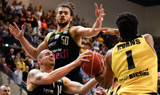 更加团结的 更加团结的